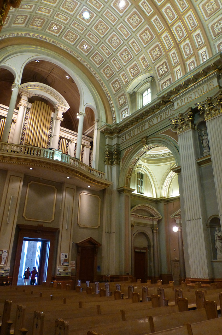 L'entrée sur la nef et l'orgue de la cathédrale