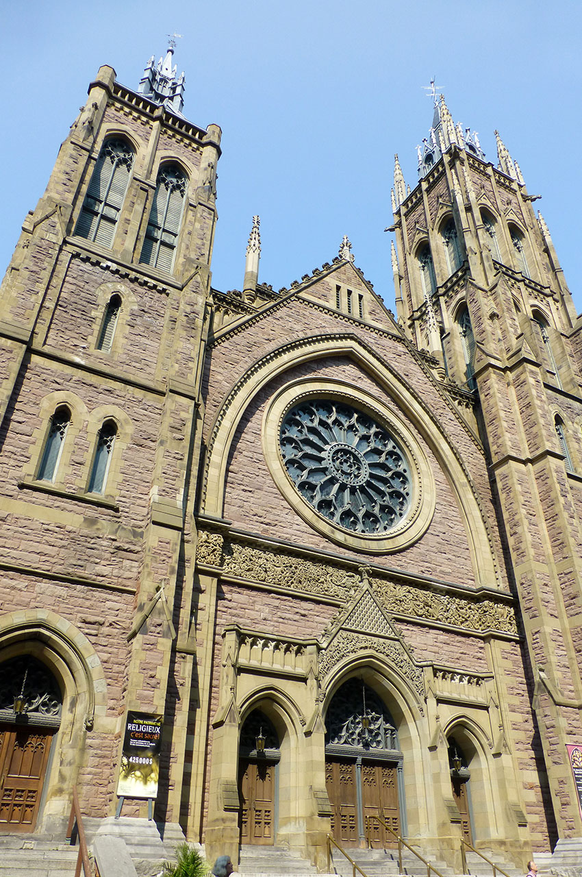 Demeurée 78 ans cachée, la façade de l'église unie Saint-James se révèle au grand jour depuis 2005