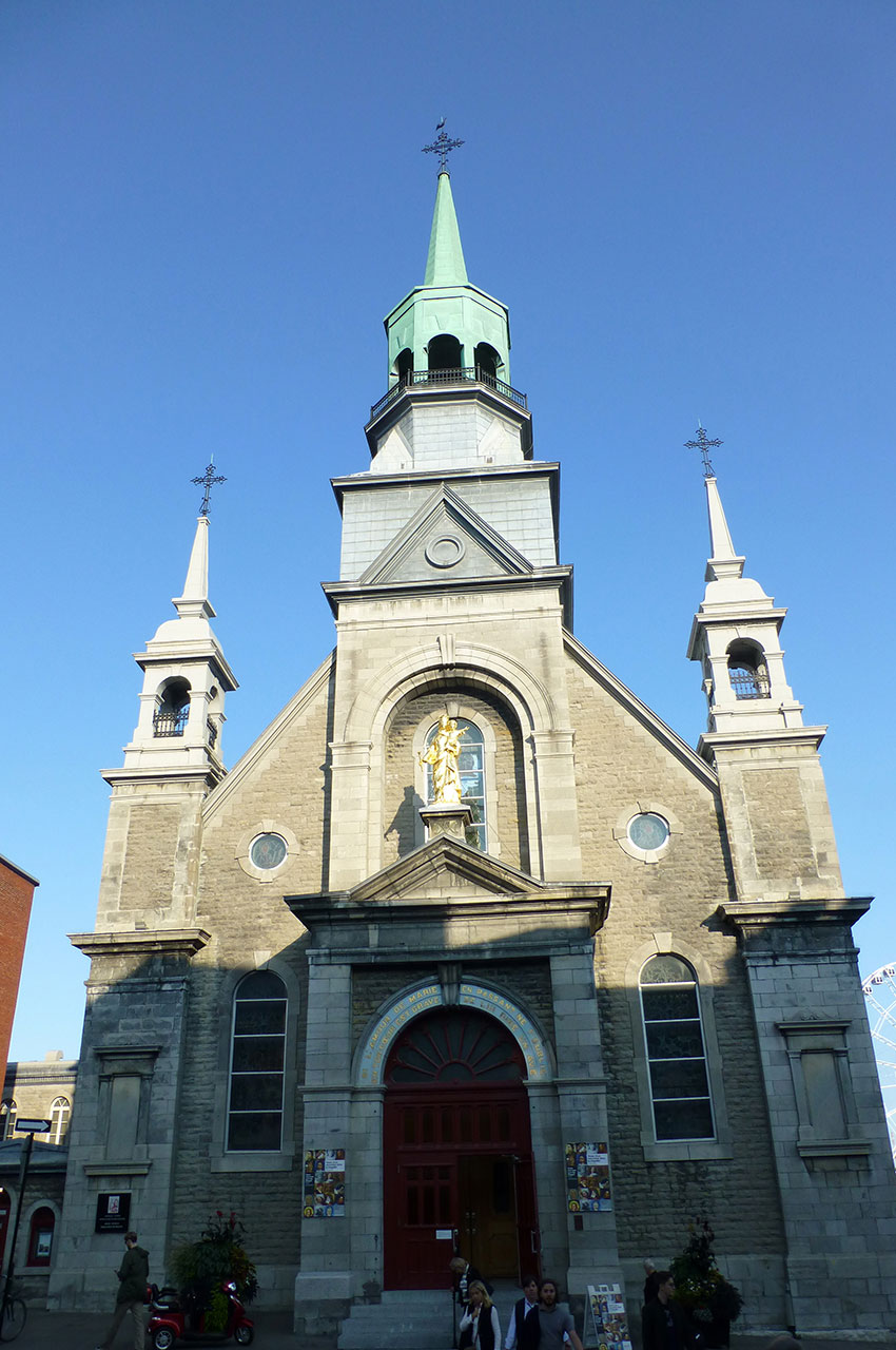 Façade et entrée de l'église Notre-Dame-du-Bon-Secours