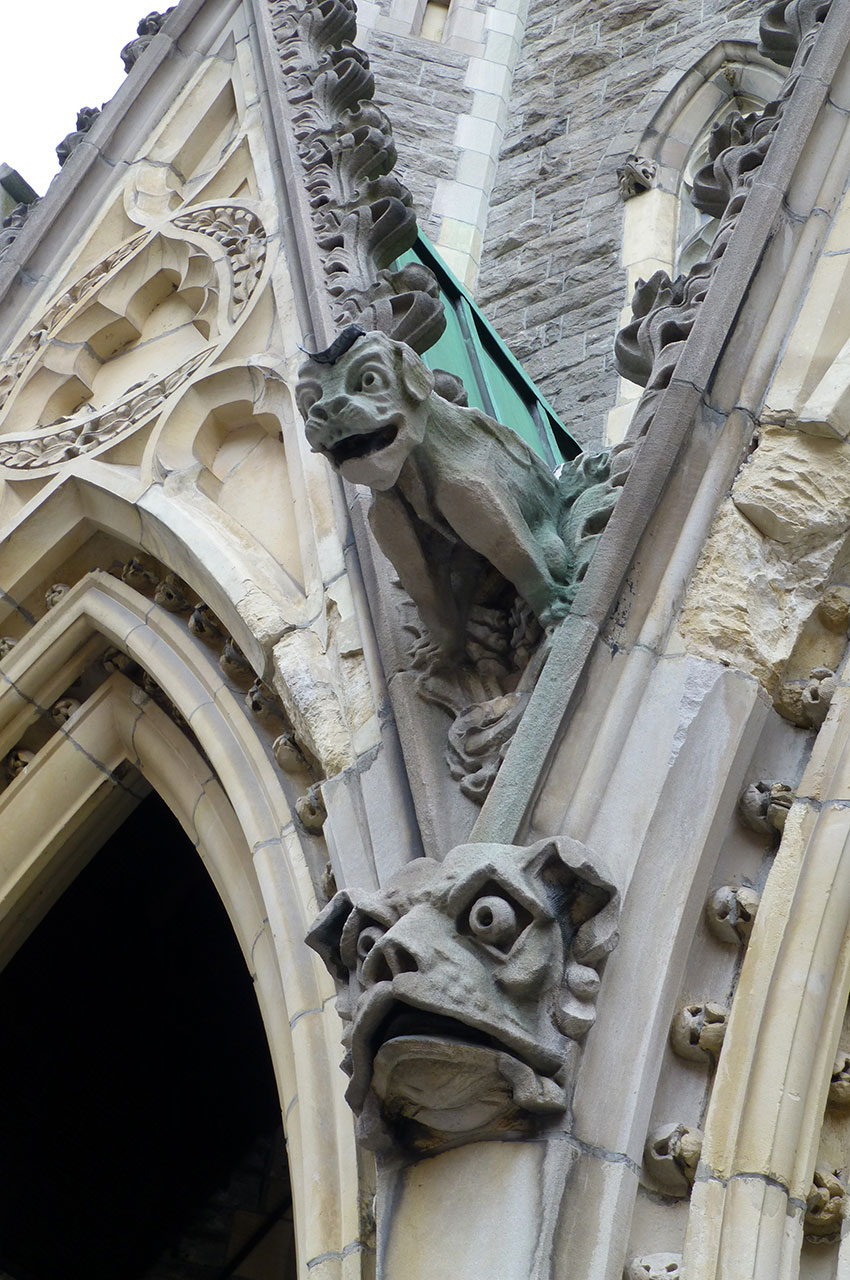 Gargouille sur la façade de la cathédrale