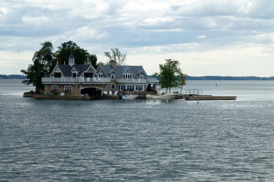 Une grande maison de famille qui occupe presque toute la superficie de l'île