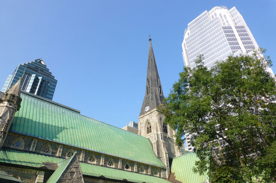 L'imposante tour KPMG surplombe la cathédrale