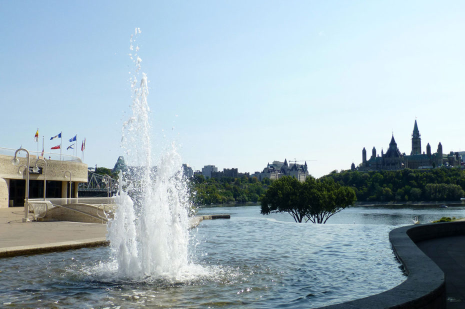 Jet d'eau avec la colline du Parlement au fond