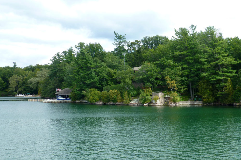 Les maisons se cachent dans la verdure