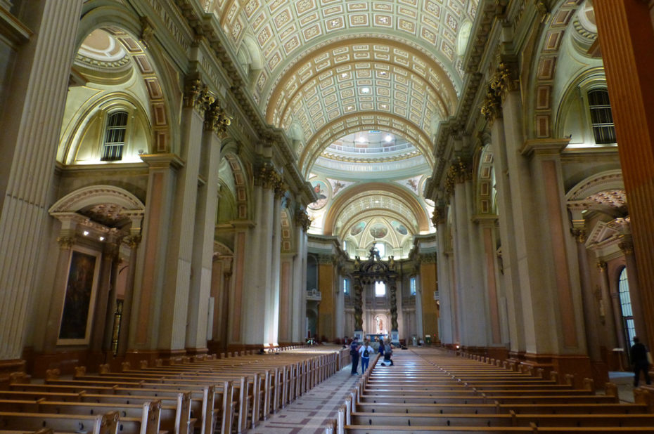 La nef centrale de la basilique-cathédrale Marie-Reine-du-Monde