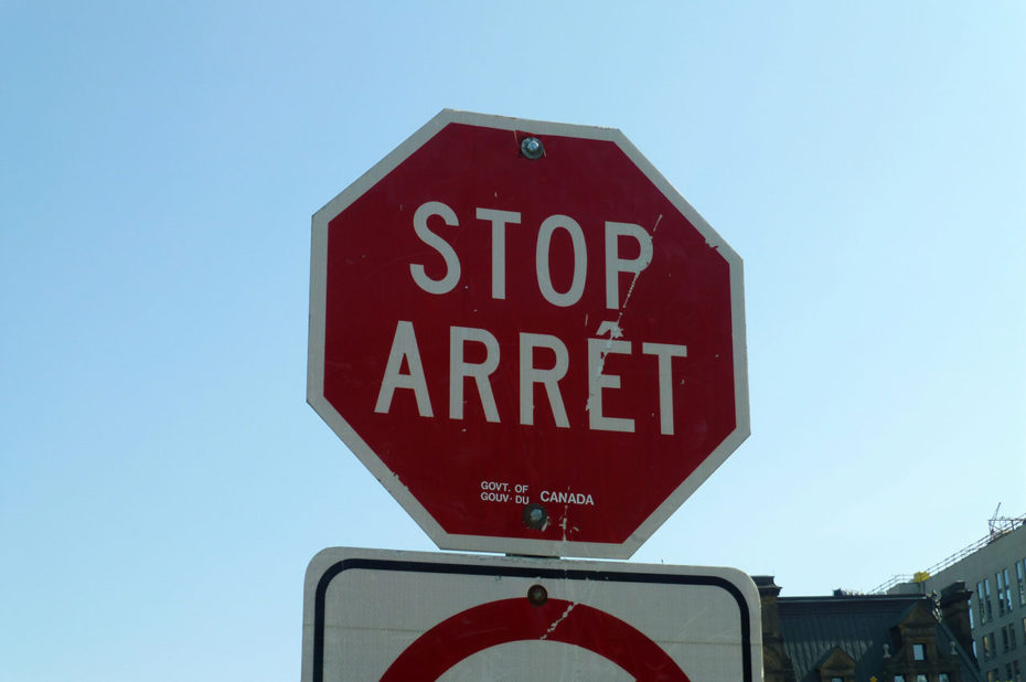 Des panneaux de signalisation dans les 2 langues, français et anglais