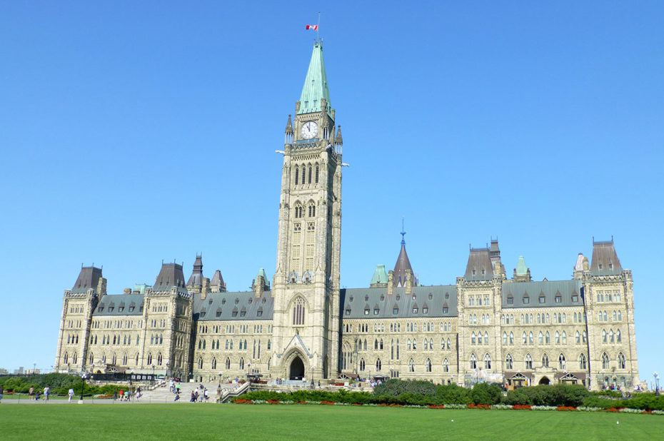 Le Parlement d'Ottawa et ses pelouses impeccables