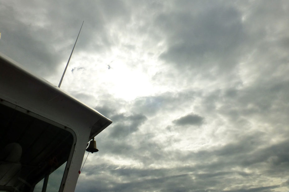 Percée du soleil à travers les nuages au-dessus du bateau