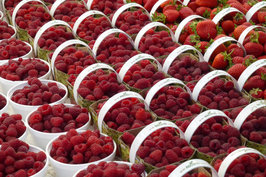 Petits paniers de fraises et de framboises au marché By