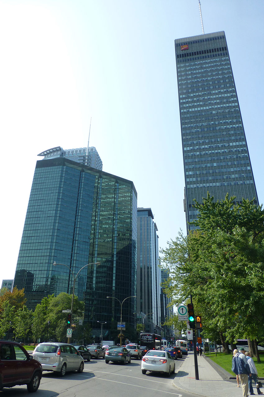 Les rues de Montréal dominées par d'imposants buildings