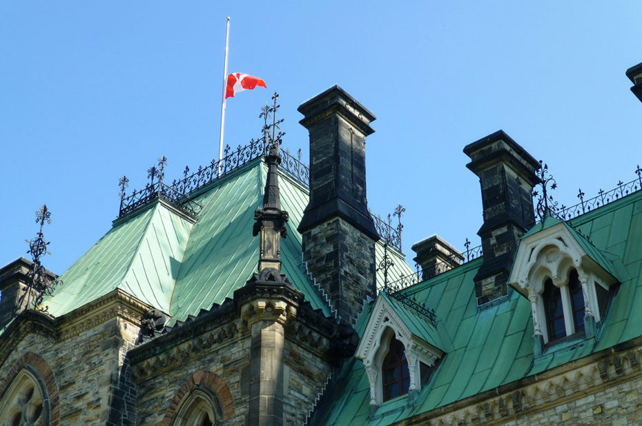 Drapeau canadien flottant sur les toits du Parlement