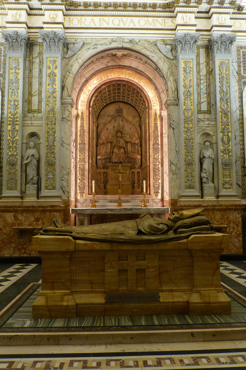 Le tombeau de Mgr Ignace Bourget, fondateur de la cathédrale