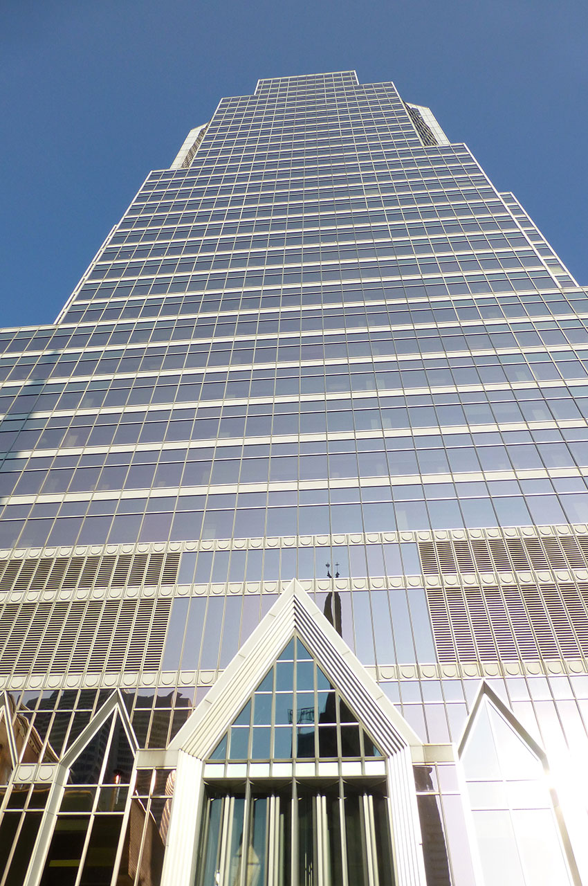 La tour KPMG, scintillante sous le soleil montréalais