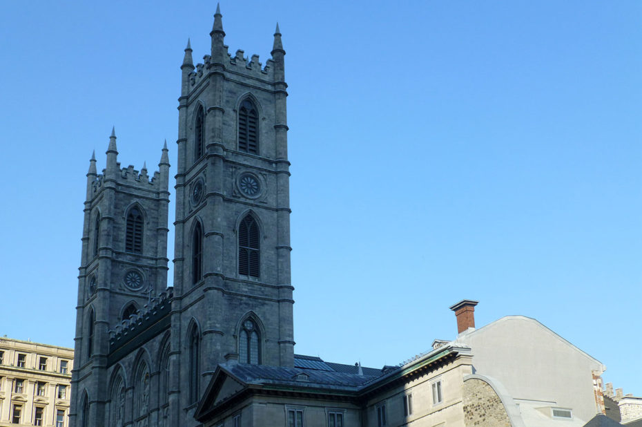 Les deux tours de la Basilique Notre-Dame dans l'ombre