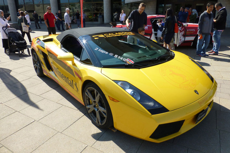 De belles voitures du luxe comme cette Lamborghini jaune