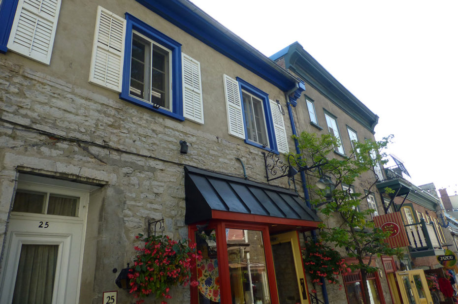 Des maisons en pierre colorées