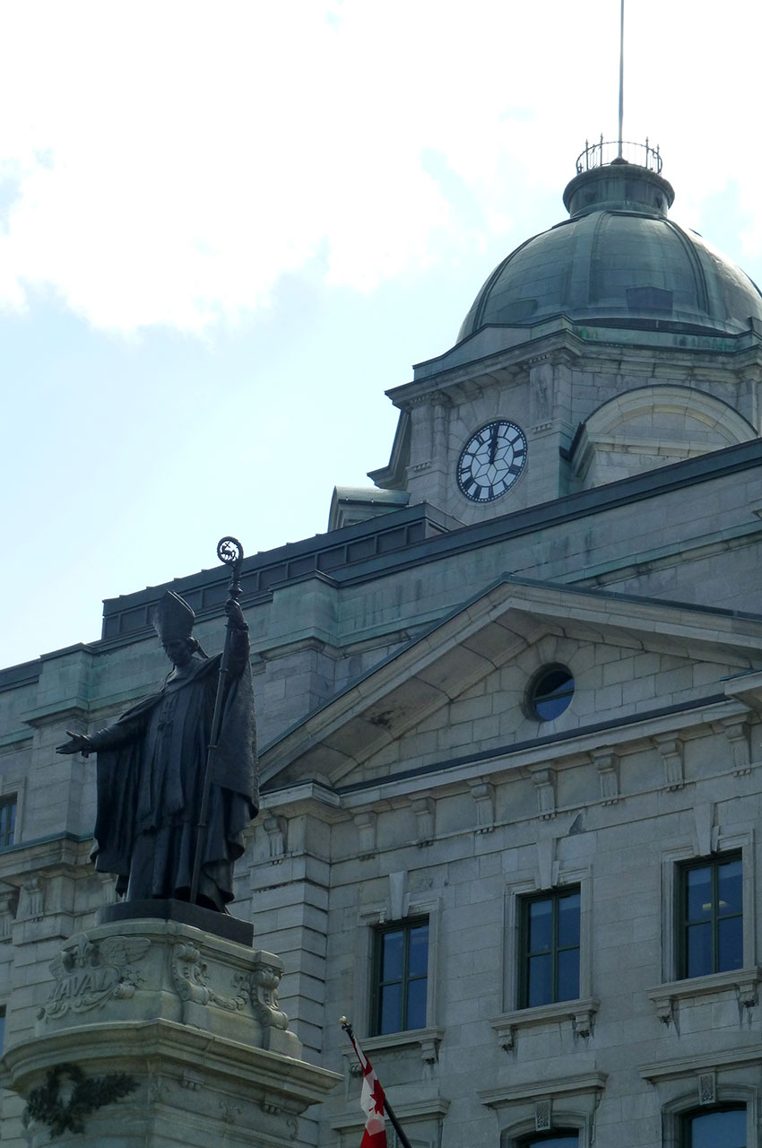 Monument de Monseigneur François de Laval