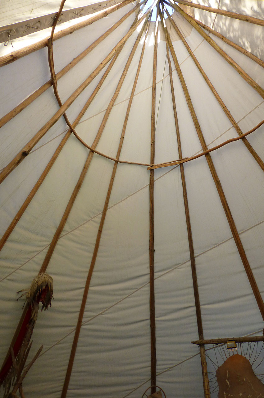 Sous le tee-pee géant