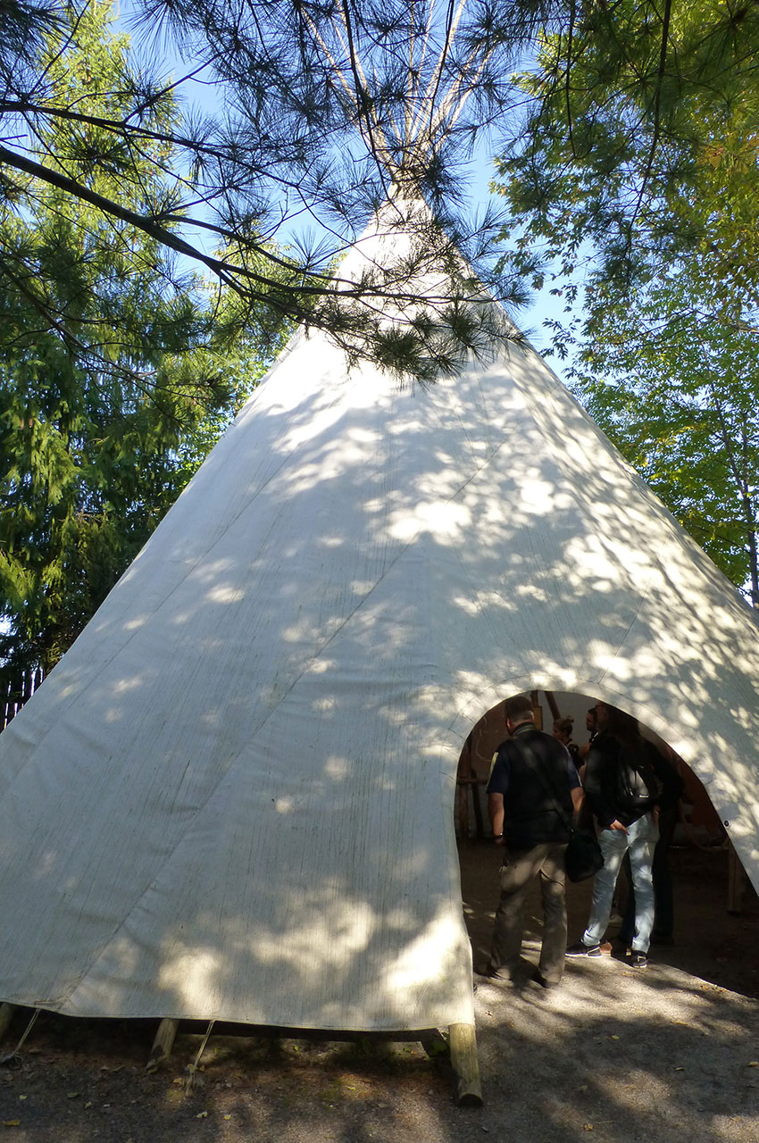 Le tee-pee géant fait près de 4 m de haut