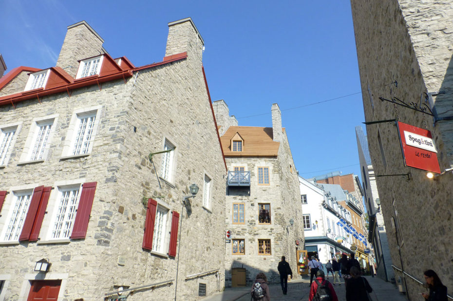 Vieilles maisons en pierre rue Notre-Dame