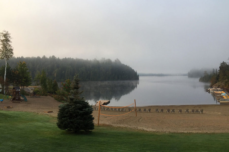 Brume matinale sur la plage de la Pourvoirie