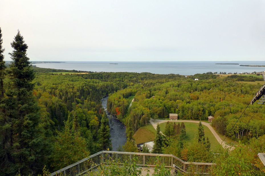 Le lac Saint-Jean et la forêt qui commence à se parer de ses couleurs d'automne