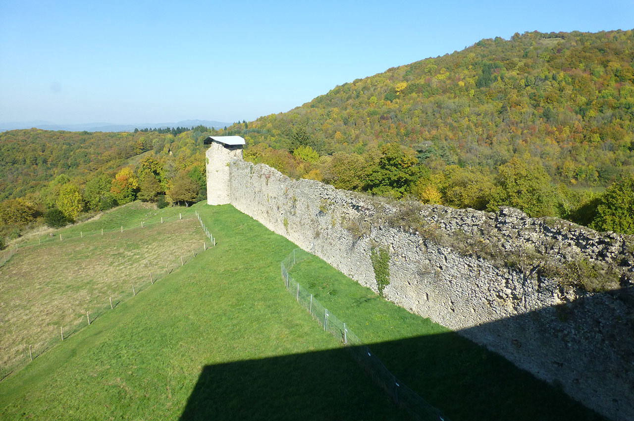 Le mur d'enceinte de la citadelle que constituait le château