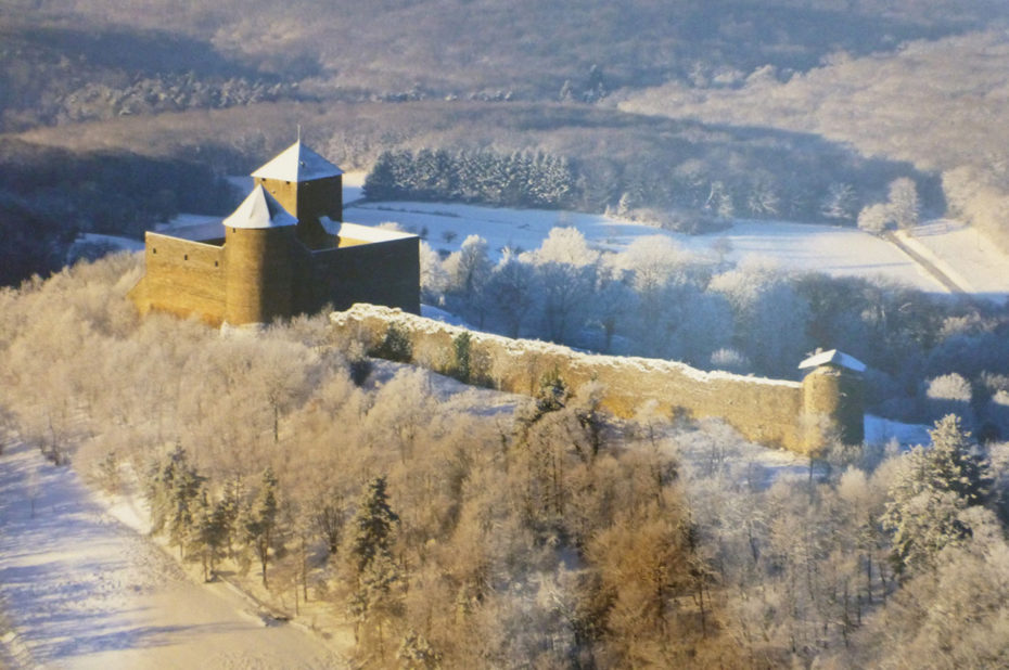 Peinture représentant le château des Allymes en hiver, sous la neige