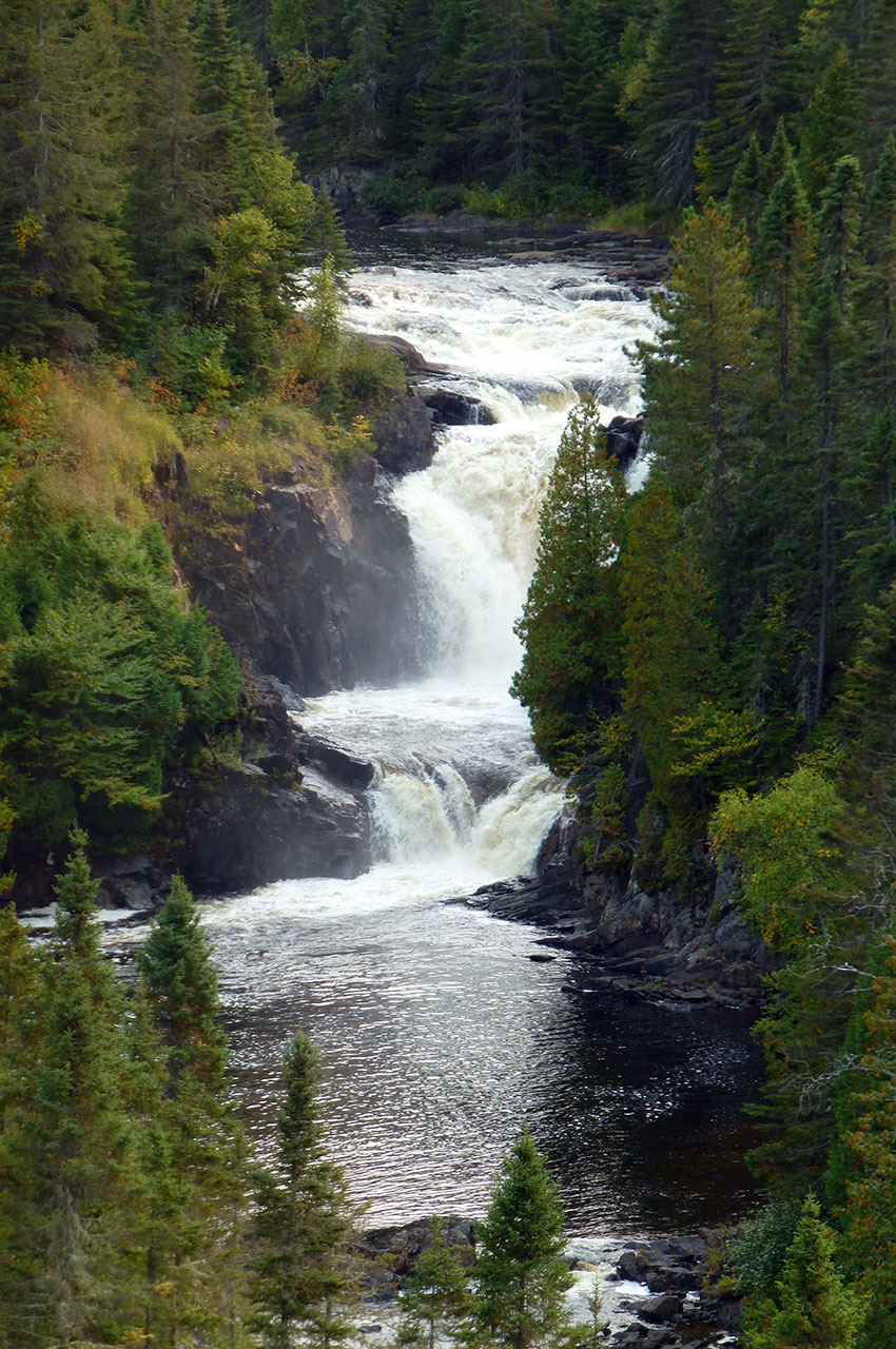 La rivière Ouiatchouan qui alimentait l'usine à pulpe