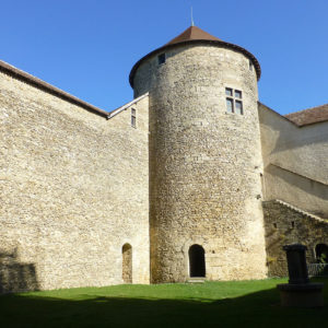 Dans la cour du château, la haute tour circulaire