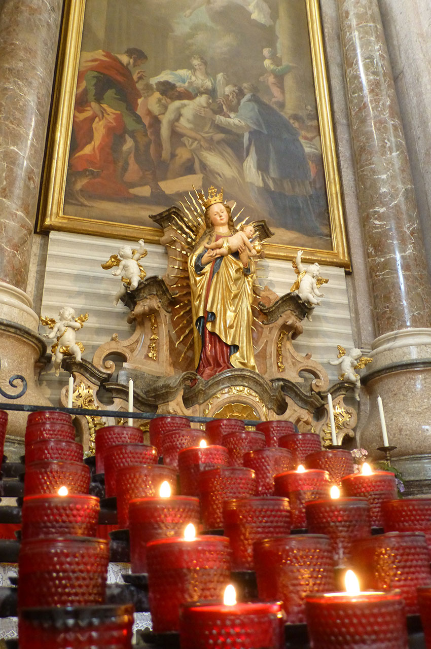 Bougies, offrande devant la statue de la Vierge