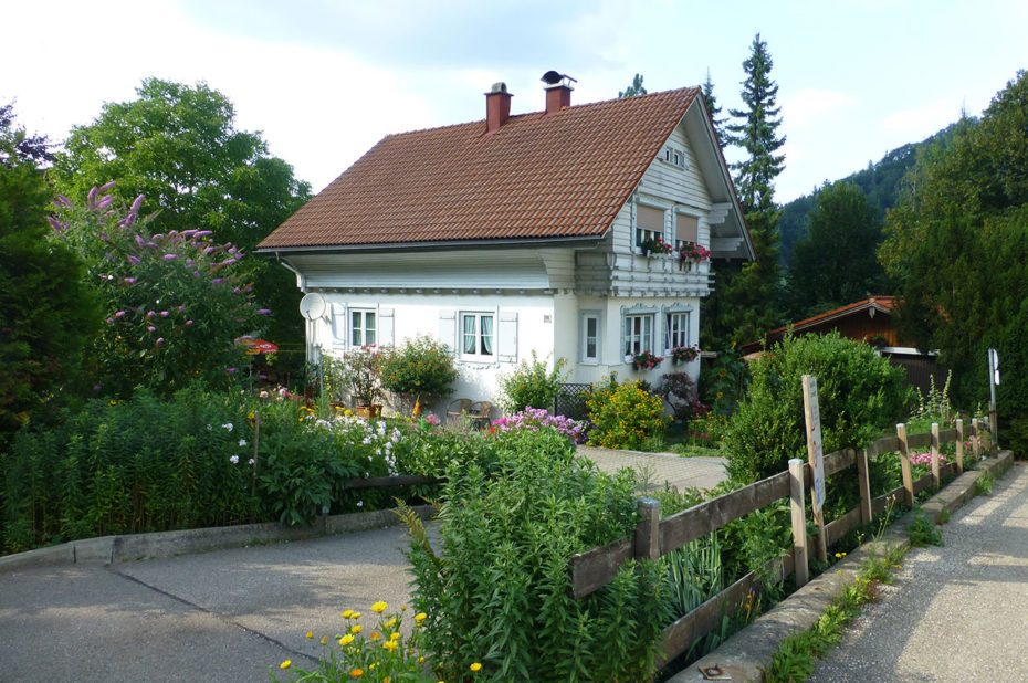 Jolie maison fleurie à Hergensweiler