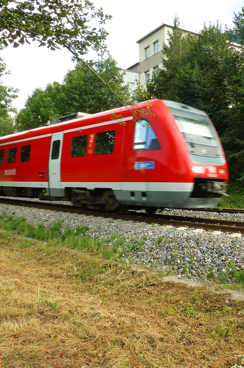 Petit train rouge de voyageurs à Hergensweiler