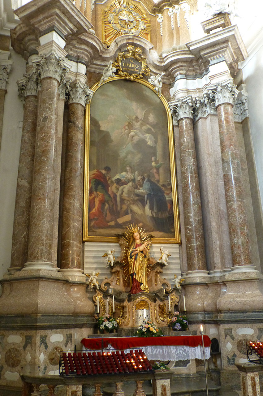 Statue de la Vierge à l'Enfant surmontée d'une peinture