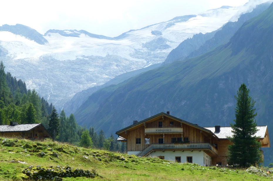 Des chalets au-dessus d'Enzianhütte