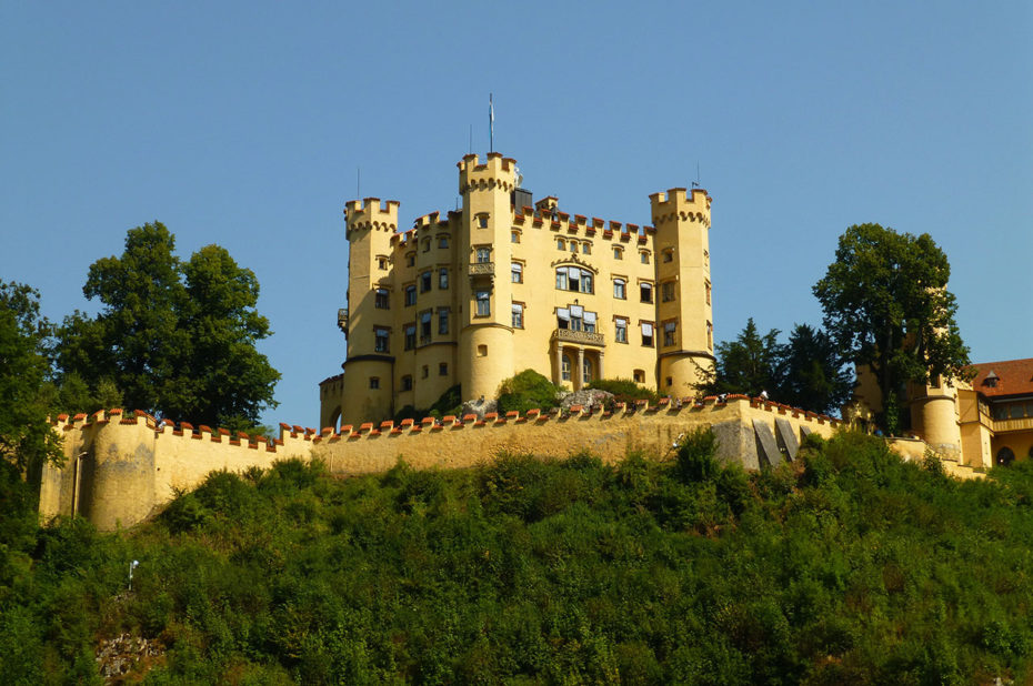 Le château de Hohenschwangau a les traits caractéristiques d'un château fort