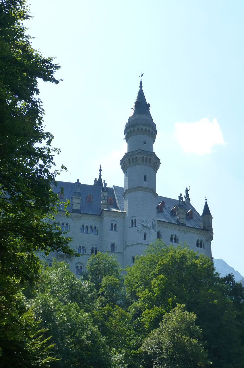 Le château de Neuschwanstein est entouré de montagnes