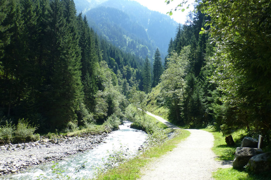 Le chemin de randonnée plat Smaragweg suit le ruisseau