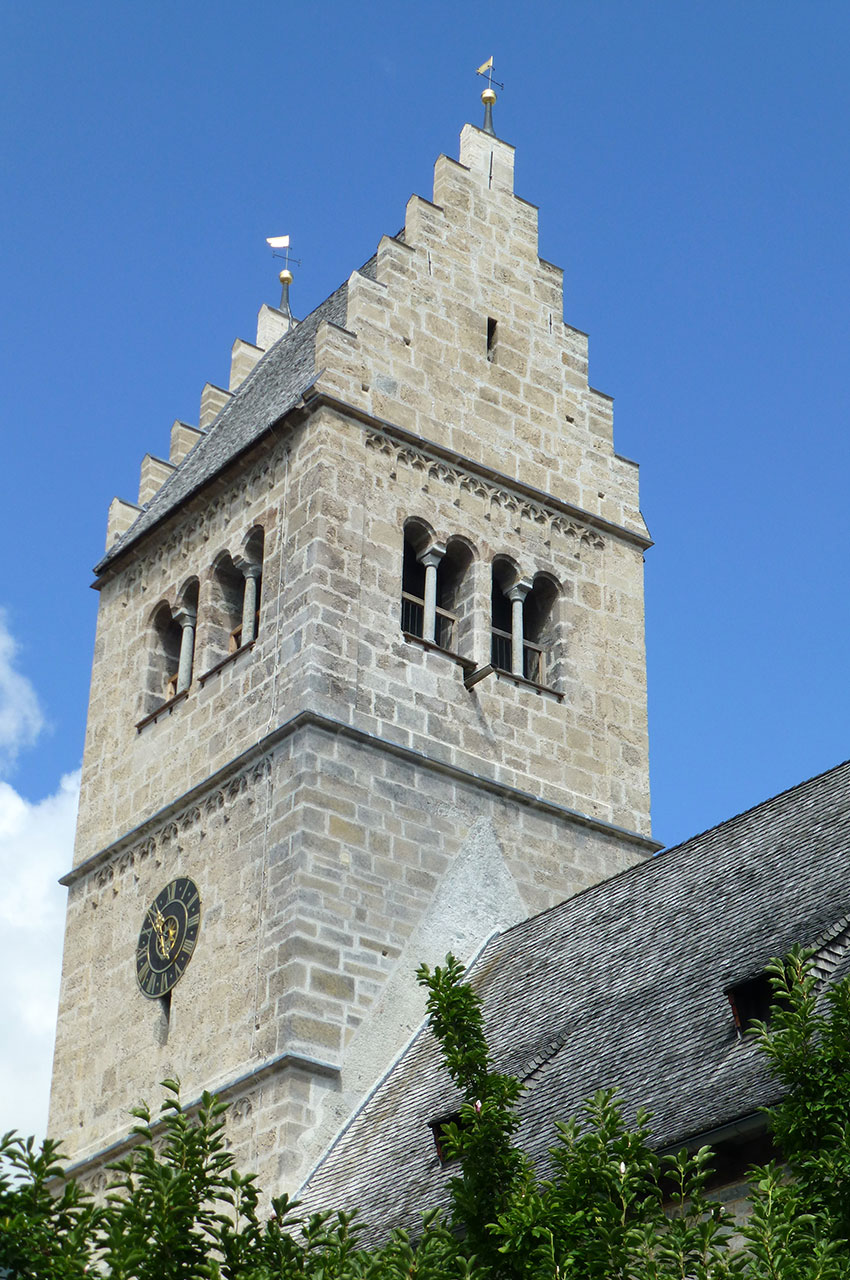 Clocher de l'église romane Saint-Hippolyte