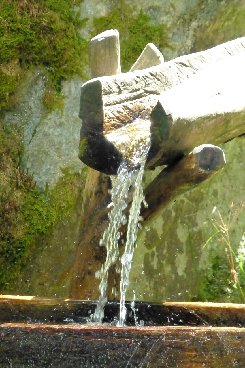 Eau de source pour rafraîchir les randonneurs