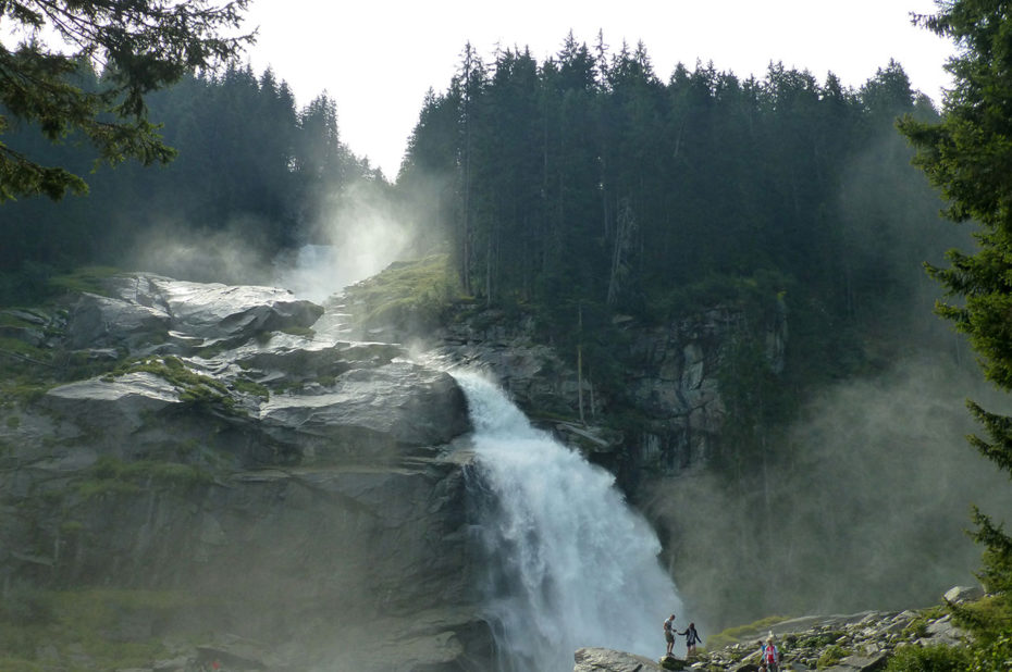 Beaucoup d'écume provoquée par la force de l'eau