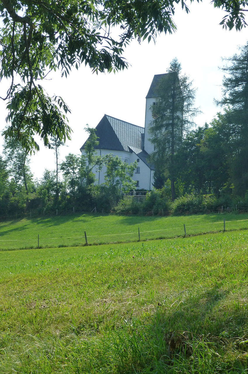 L'église d'Oy-Mittelberg cachée par les arbres