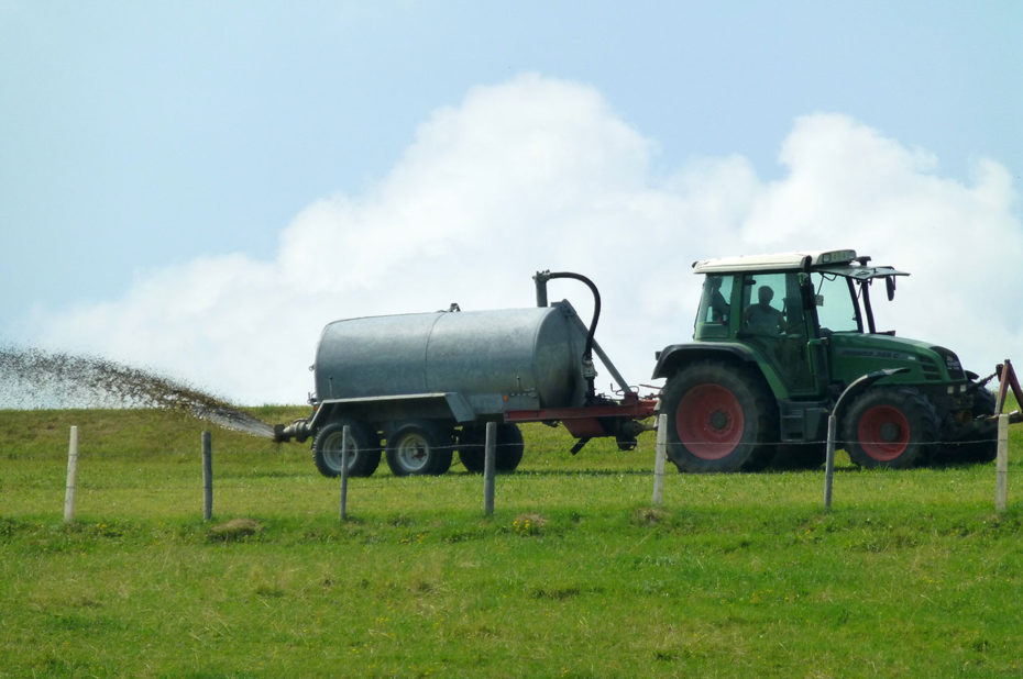 Épandage de fumier sur les champs par un tracteur