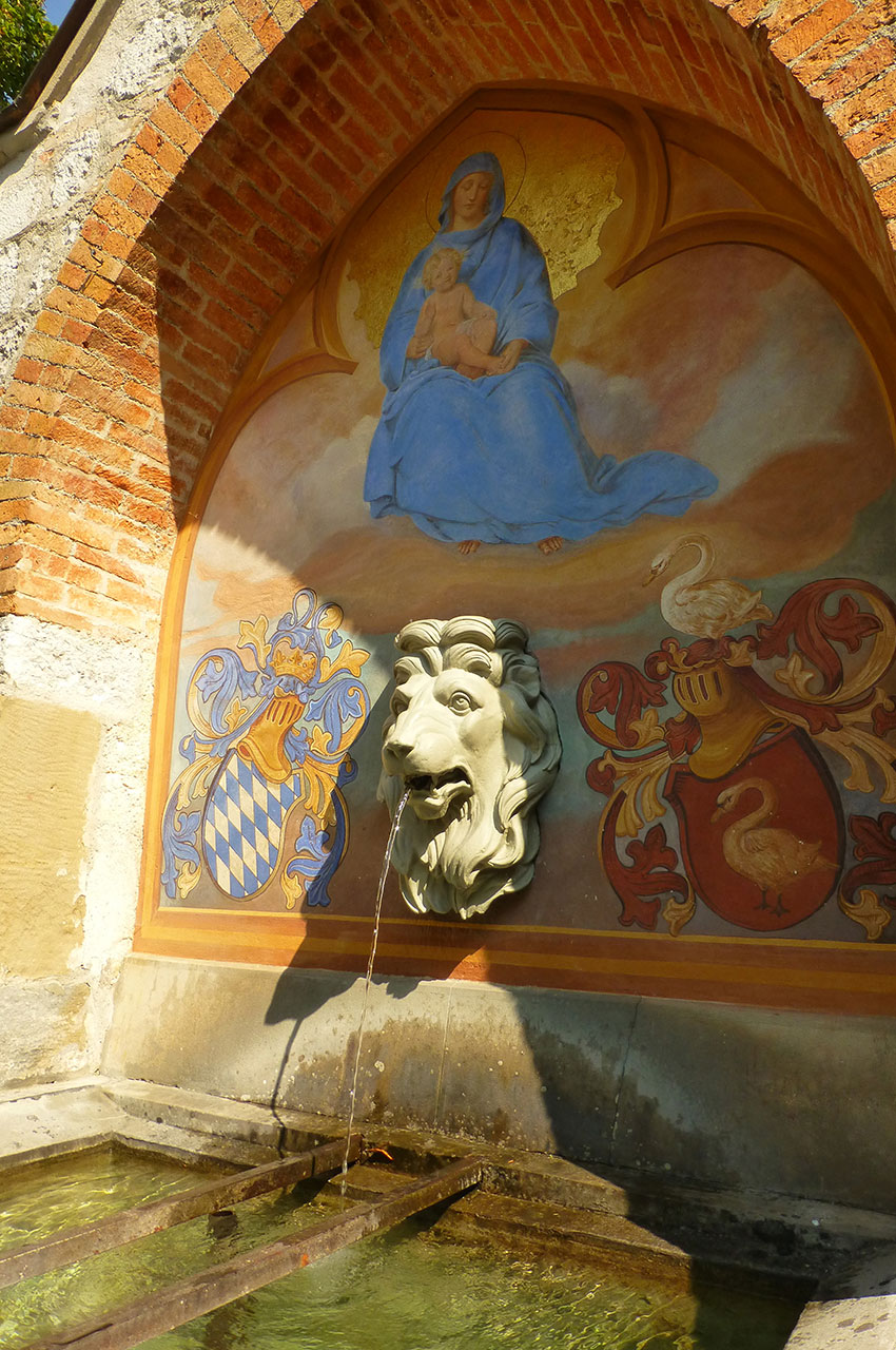 Fontaine dans la cour du château