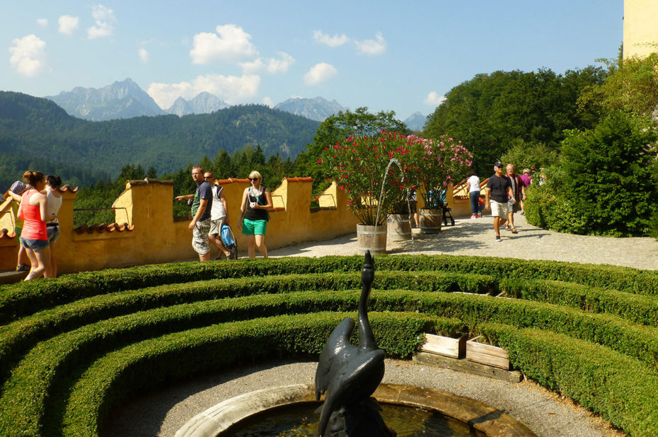 La fontaine du cygne dans le parc du château