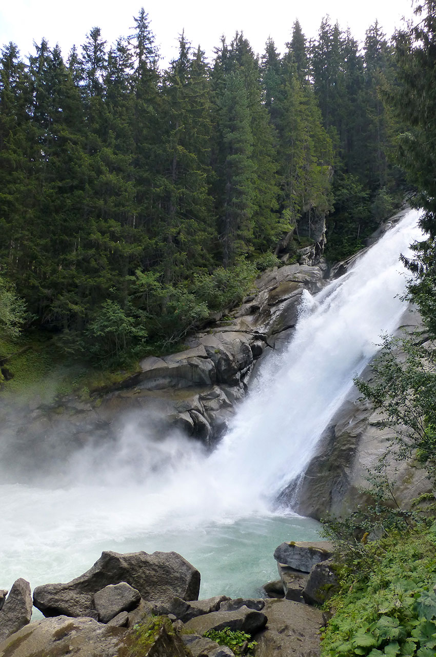 La force des chutes crée de l'écume dans de petits bassins