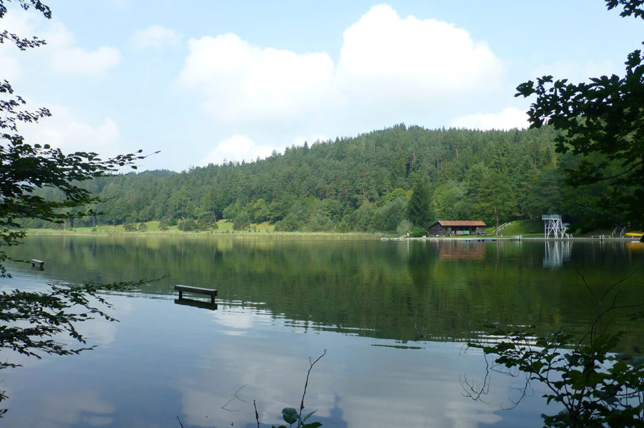 Un hangar à bateaux de l'autre côté du lac Weissensee