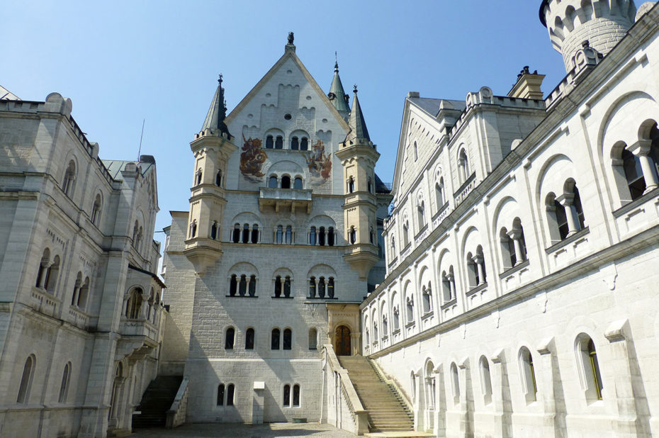 À l'intérieur de ce magnifique château de style néogothique