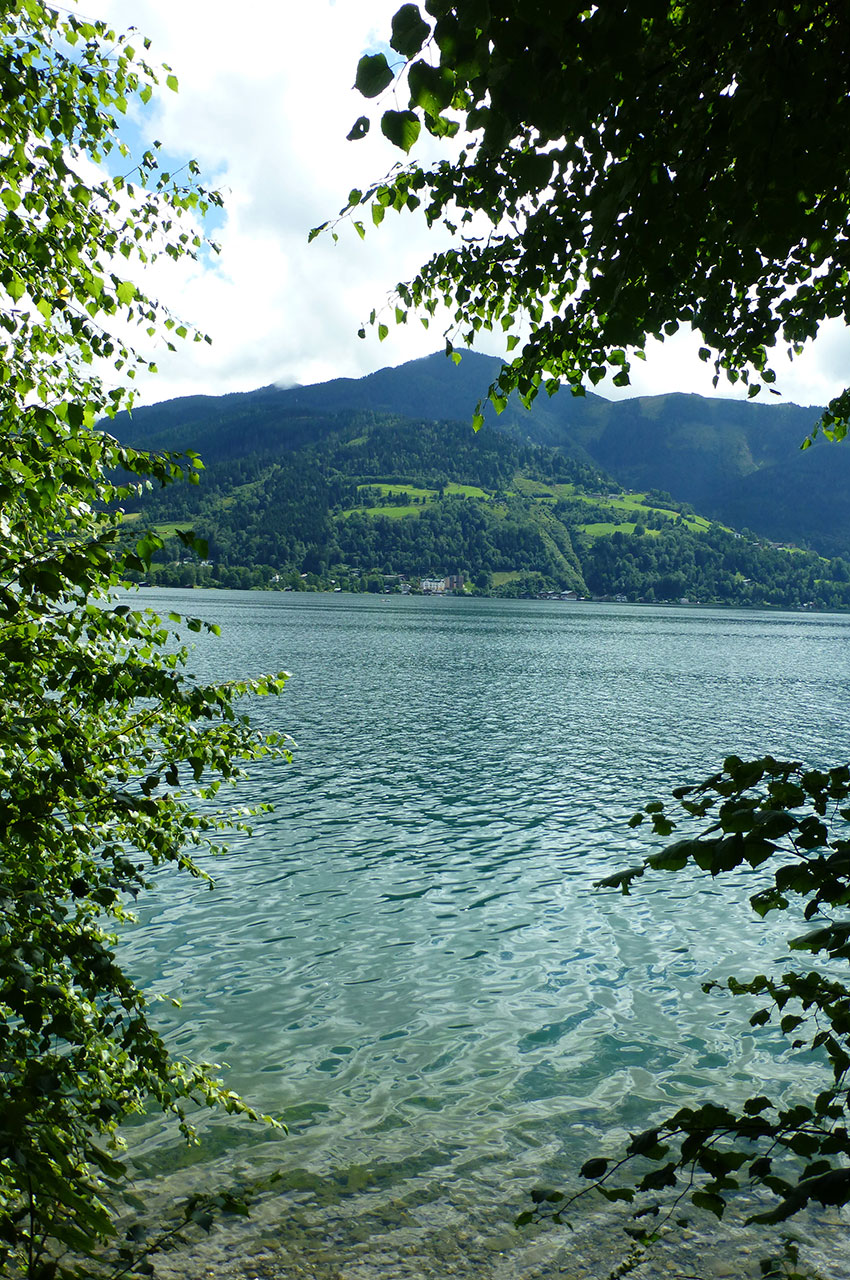 Le lac Zeller See est entouré de montagnes