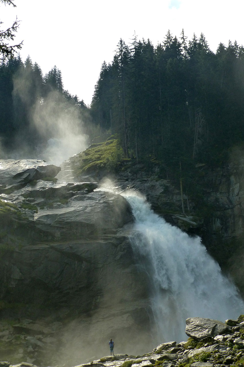 Petit face à l'immensité des chutes de Krimml